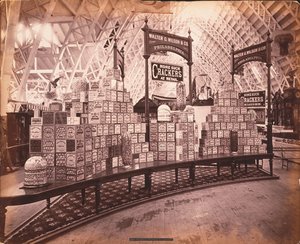 W.G. Wilson und Co.s tentoonstelling - Walter G. Wilson und Co. Crackers, Agricultural Hall, Philadelphia, c.1876 door American Photographer